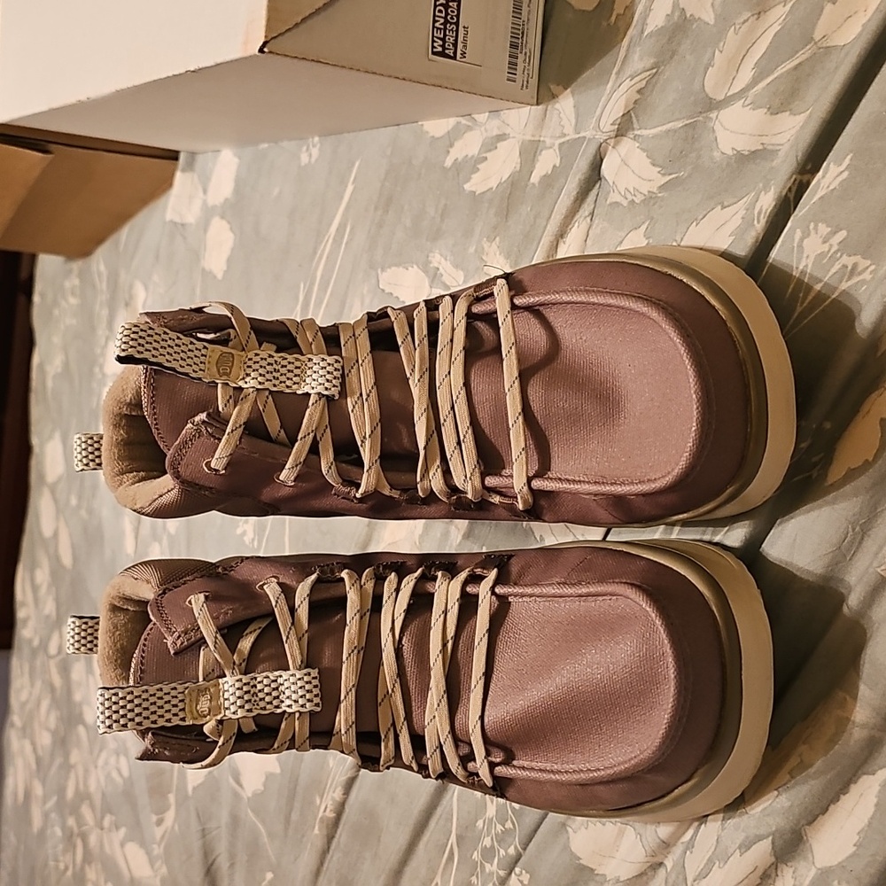 Hey Dude Women's Winter Boots Tan In Color - Picture 5 of 5